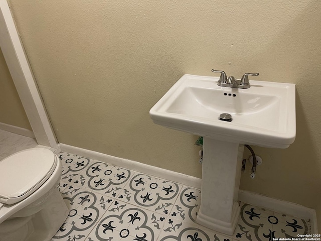1538 Thorain, San Antonio, TX 78201 - half bath with toilet and baseboards