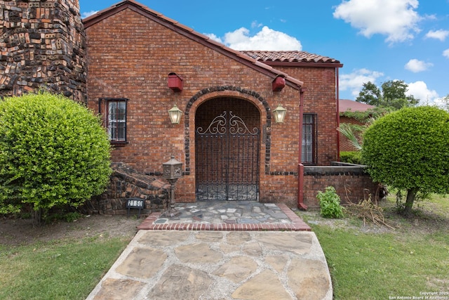 2150 W Summit Ave, San Antonio, TX 78201 - doorway to property featuring brick siding and a tiled roof