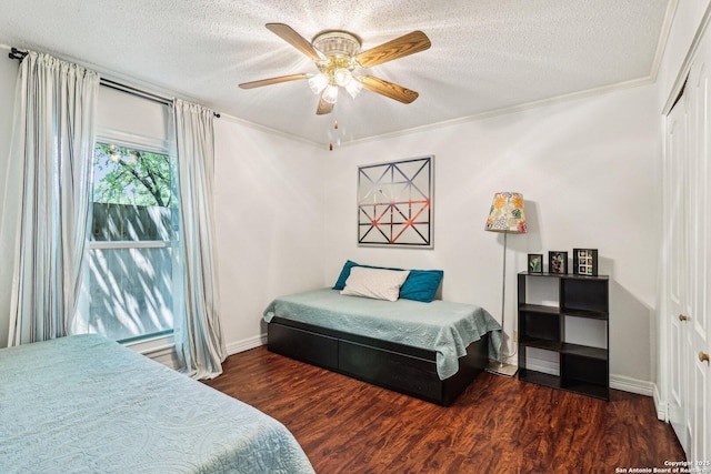 2300 Nacogdoches Rd Unit 164R, San Antonio, TX 78209 - bedroom featuring a textured ceiling, wood finished floors, ceiling fan, a closet, and baseboards