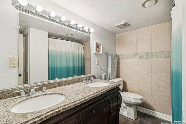 2300 Nacogdoches Rd Unit 164R, San Antonio, TX 78209 - full bath featuring double vanity, toilet, a textured ceiling, and curtained shower
