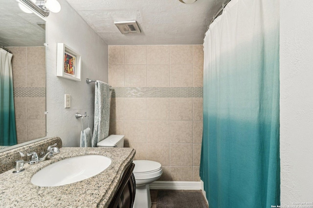 2300 Nacogdoches Rd Unit 164R, San Antonio, TX 78209 - bathroom with vanity, toilet, curtained shower, and a textured ceiling