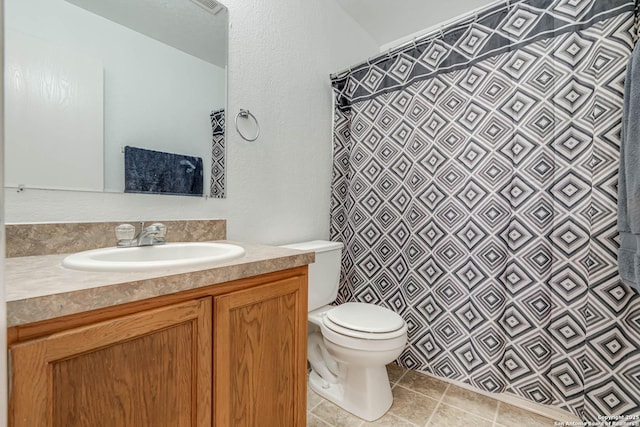 5439 Kensington Run, San Antonio, TX 78228 - bathroom featuring vanity, toilet, a shower with curtain, and a textured wall