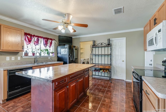 5439 Kensington Run, San Antonio, TX 78228 - kitchen with black appliances, a sink, a ceiling fan, ornamental molding, and a kitchen island