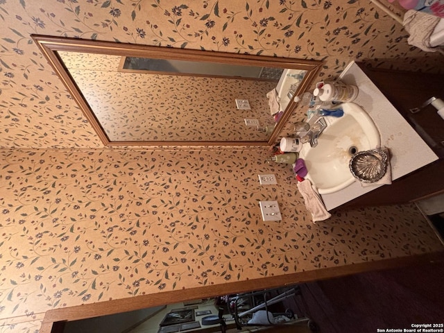 793 Fm 1986, La Pryor, TX 78872 - detailed view of wallpapered walls