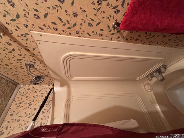 793 Fm 1986, La Pryor, TX 78872 - detailed view of wallpapered walls and a tub to relax in