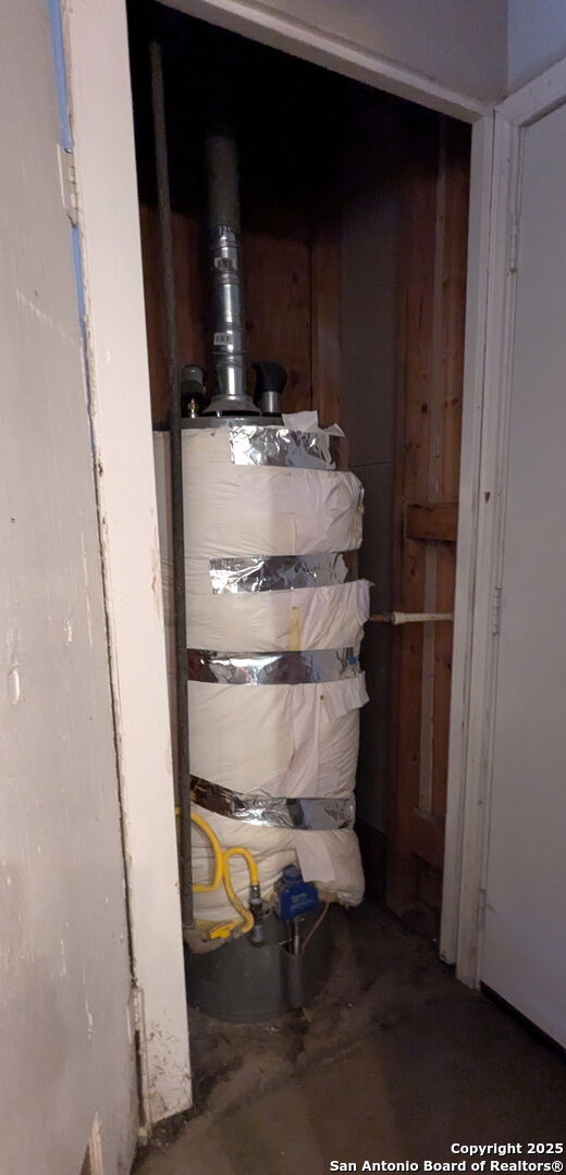 5819 Cayuga, San Antonio, TX 78228 - utility room with water heater