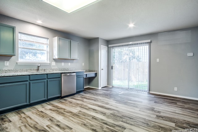 510 Hampton Cv, Boerne, TX 78006 - kitchen with stainless steel dishwasher, light wood-style floors, plenty of natural light, a sink, and recessed lighting