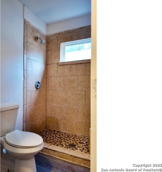 1414 Rivas, San Antonio, TX 78207 - bathroom with a tile shower and toilet