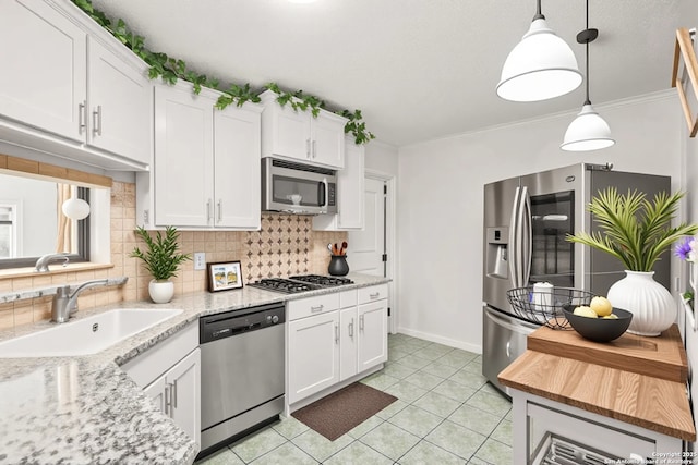 9927 Sandy Fld, San Antonio, TX 78245 - kitchen featuring stainless steel appliances, a sink, decorative backsplash, white cabinetry, and crown molding