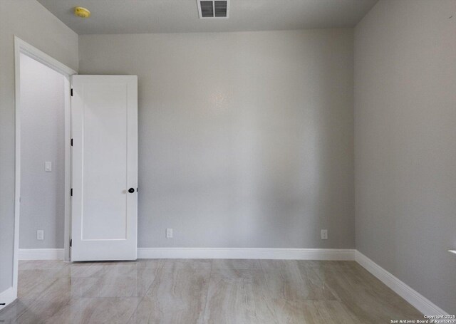 15609 Fox Ln, Selma, TX 78154 - spare room featuring light wood-type flooring, a smoke detector, and baseboards