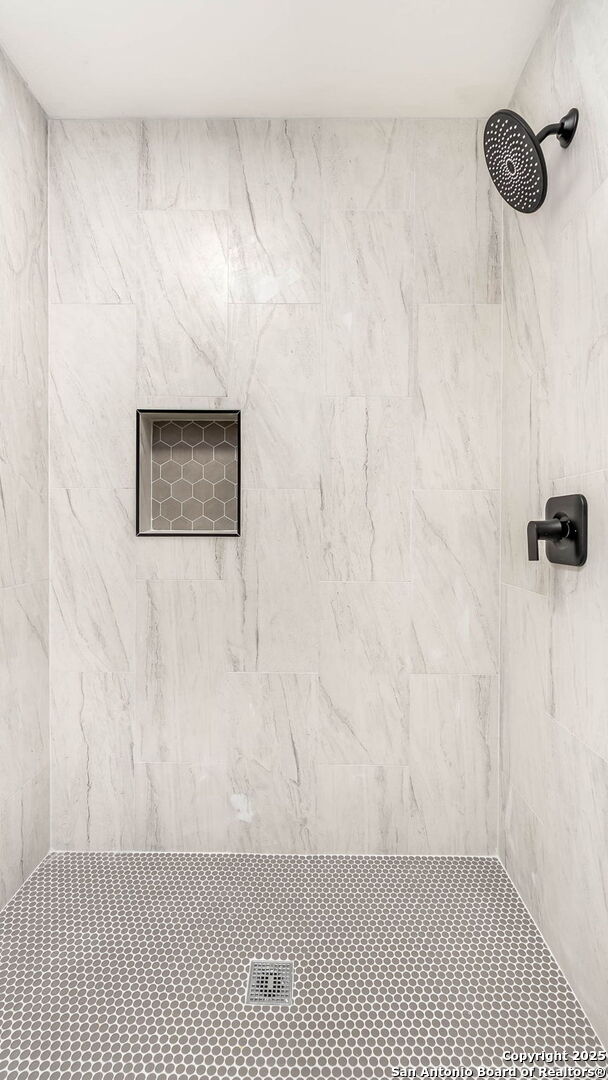 2130 Fort Sumter, San Antonio, TX 78245 - full bath featuring tiled shower