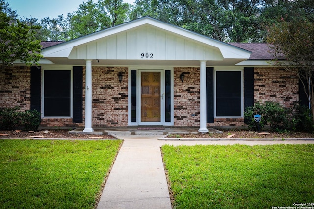902 Newhall, Beeville, TX 78102 - ranch-style home featuring brick siding, a front yard, and covered porch