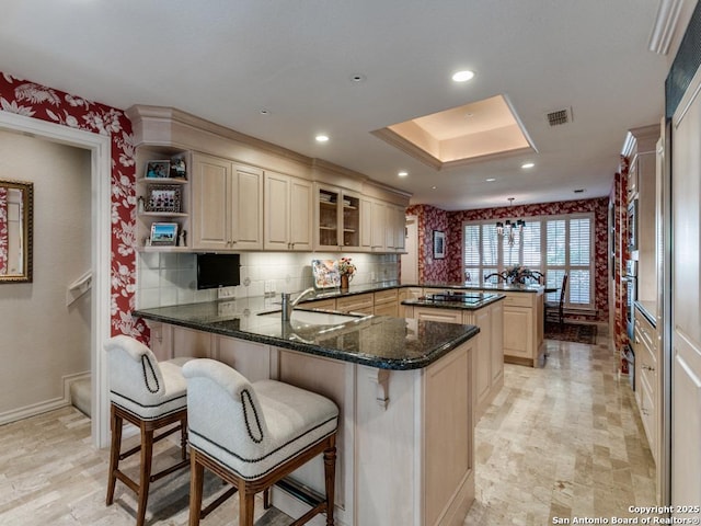 11607 Elm Rdg, San Antonio, TX 78230 - kitchen featuring a peninsula, a sink, wallpapered walls, stovetop, and a breakfast bar