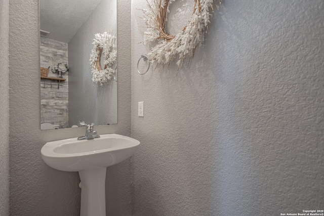 5634 Forest Cyn, San Antonio, TX 78252 - bathroom with a textured wall and a textured ceiling