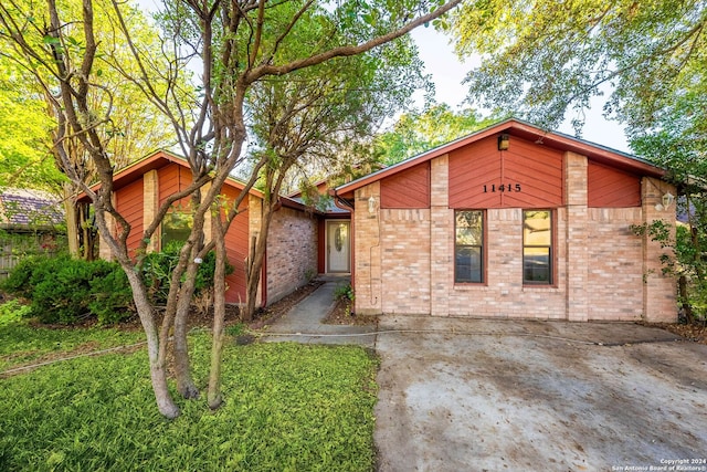 11415 Rousseau St, San Antonio, TX 78251 - mid-century modern home with brick siding