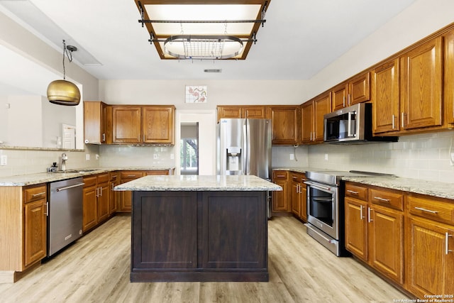 122 Kettle Cv, Universal City, TX 78148 - kitchen with stainless steel appliances, a sink, light wood finished floors, and backsplash