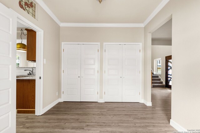 122 Kettle Cv, Universal City, TX 78148 - entryway featuring ornamental molding, wood finished floors, stairway, and baseboards