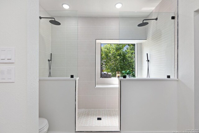 959 Lightstone Dr, San Antonio, TX 78258 - full bathroom featuring a walk in shower, toilet, and recessed lighting
