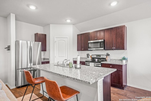 712 Monarch, Seguin, TX 78155 - kitchen with stainless steel appliances, a sink, wood finished floors, baseboards, and recessed lighting