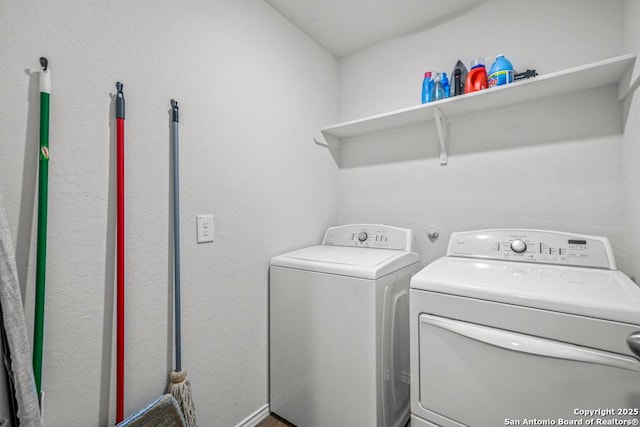 712 Monarch, Seguin, TX 78155 - laundry area featuring washing machine and dryer