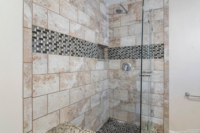 13635 Oak Breeze, Universal City, TX 78148 - bathroom with tiled shower