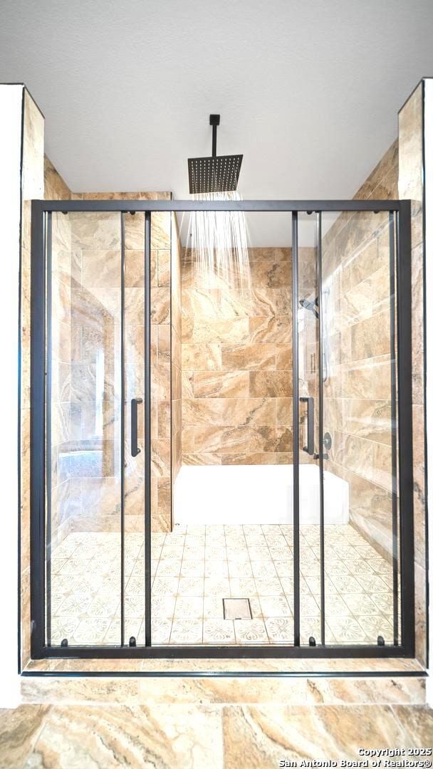 201 Lakeview Cir, La Vernia, TX 78121 - bathroom featuring a shower stall