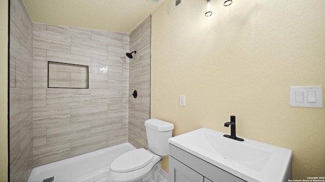 201 Lakeview Cir, La Vernia, TX 78121 - bathroom with toilet, a tile shower, and vanity