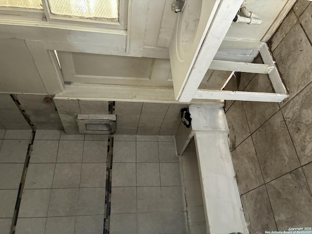 402 Pruitt, San Antonio, TX 78204 - bathroom featuring tile patterned floors