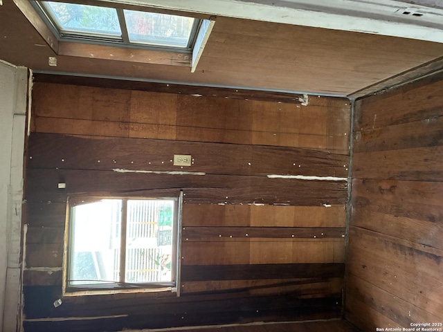 402 Pruitt, San Antonio, TX 78204 - detailed view of a skylight and wood walls