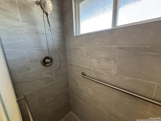 527 Artemis, San Antonio, TX 78218 - bathroom featuring tiled shower
