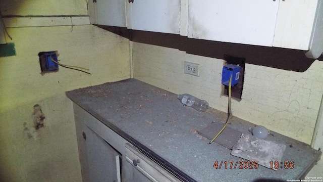 609 Ruiz St, San Antonio, TX 78207 - detailed view of tasteful backsplash