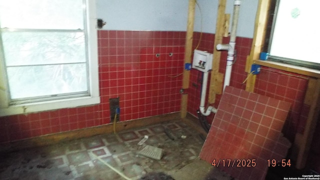609 Ruiz St, San Antonio, TX 78207 - bathroom featuring tile walls and a wainscoted wall
