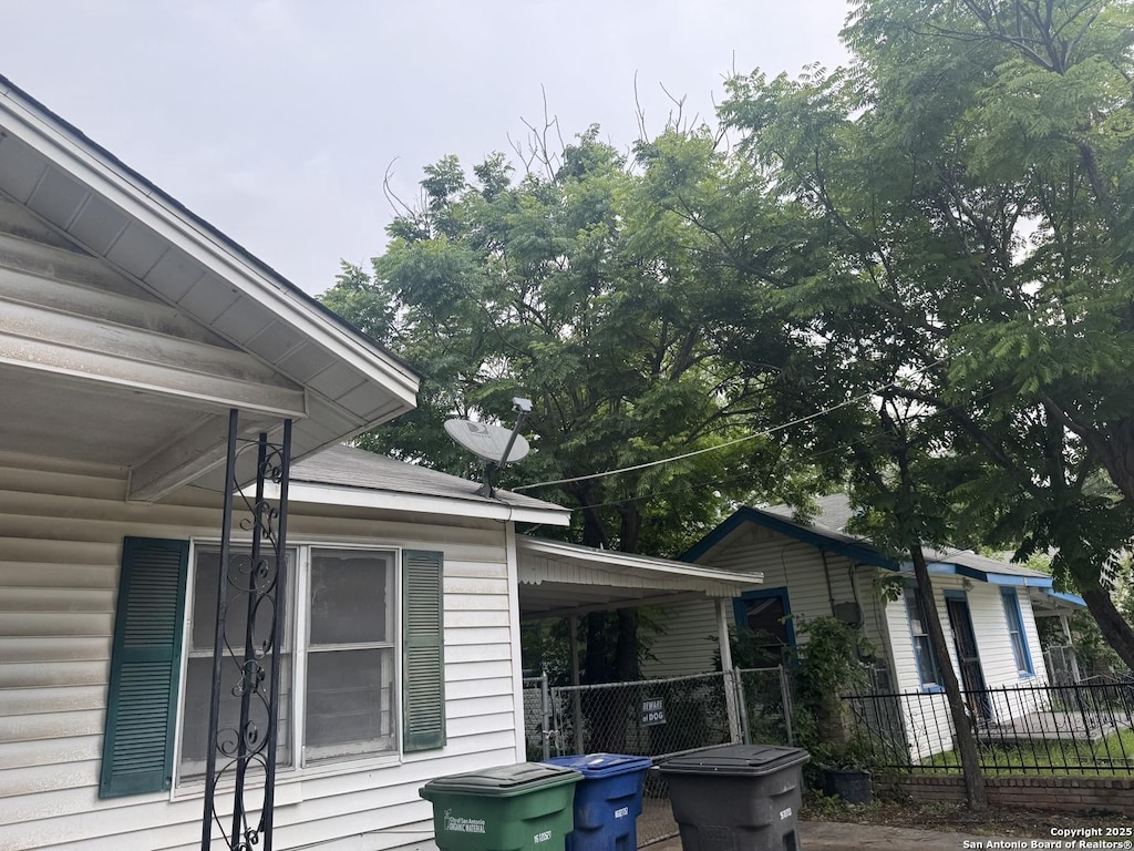 907 Recio, San Antonio, TX 78225 - view of side of property