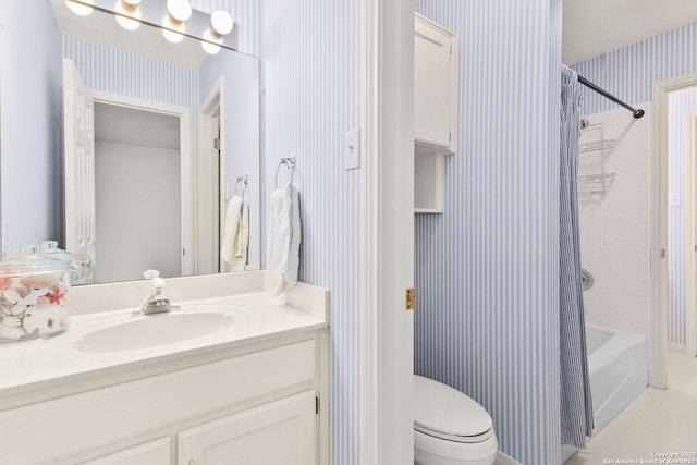 557 Timber Holw, New Braunfels, TX 78132 - full bath with wallpapered walls, vanity, shower / bathtub combination with curtain, and toilet