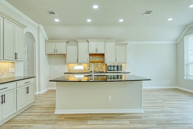 12902 Gypsophila, San Antonio, TX 78253 - kitchen with dark countertops, crown molding, a sink, vaulted ceiling, and an island with sink