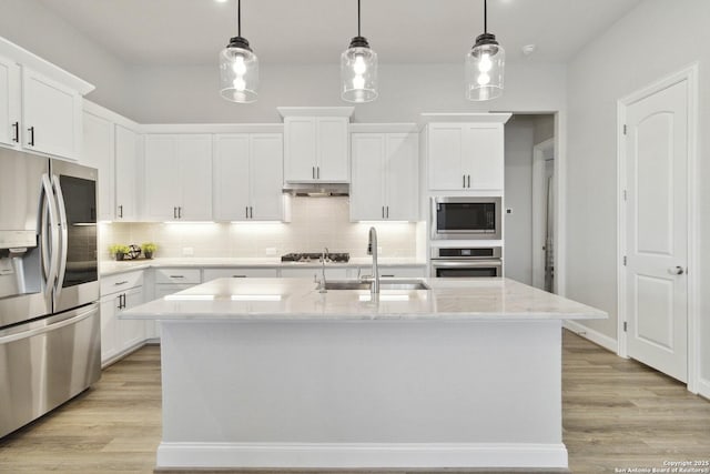 146 Beaver Bnd, Boerne, TX 78006 - kitchen with stainless steel appliances, a sink, tasteful backsplash, and white cabinetry