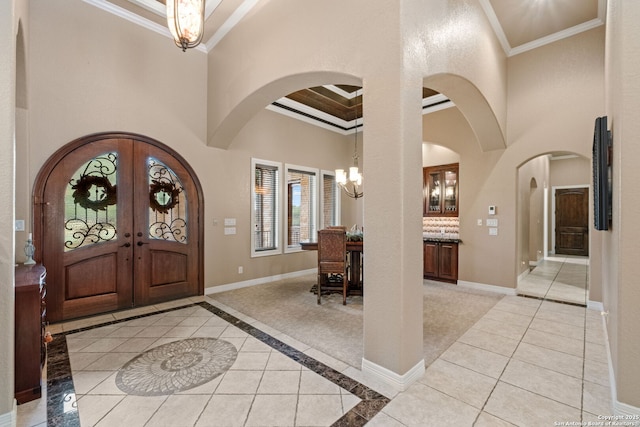 208 Cascade Caverns, Boerne, TX 78015 - foyer featuring arched walkways, a chandelier, a towering ceiling, baseboards, and ornamental molding