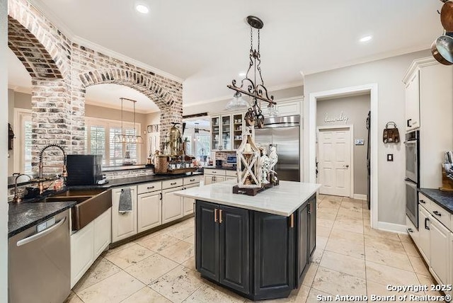 41 Champions Run, San Antonio, TX 78258 - kitchen with appliances with stainless steel finishes, a sink, crown molding, pendant lighting, and a kitchen island