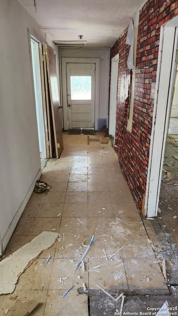 331 S San Gabriel, San Antonio, TX 78237 - hall with brick wall