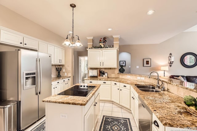 28 Cutter Grn, San Antonio, TX 78248 - kitchen featuring stainless steel fridge with ice dispenser, a sink, black electric cooktop, a peninsula, and backsplash