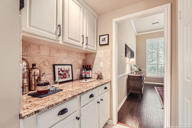 28 Cutter Grn, San Antonio, TX 78248 - indoor dry bar with crown molding, wood finished floors, tasteful backsplash, and baseboards