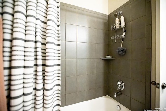 12805 Big Tank Rnch, San Antonio, TX 78245 - bathroom featuring shower / tub combo with curtain