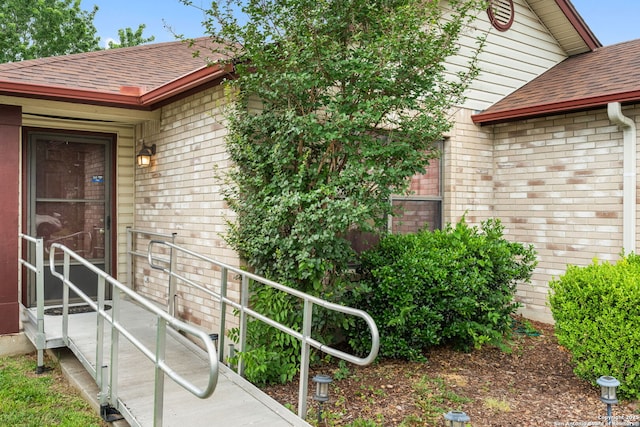 6826 Evercrest, San Antonio, TX 78239 - view of side of home featuring roof with shingles, brick siding, and entry steps