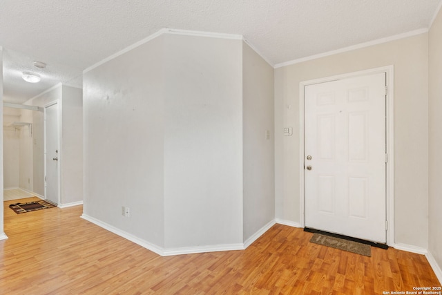 6826 Evercrest, San Antonio, TX 78239 - entrance foyer with light wood-type flooring, a textured ceiling, baseboards, and crown molding