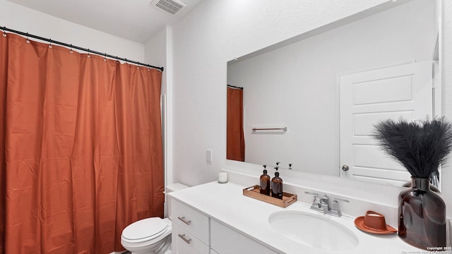 729 Heartseed Ave, New Braunfels, TX 78130 - bathroom with toilet, vanity, and curtained shower