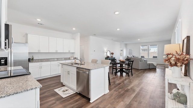 729 Heartseed Ave, New Braunfels, TX 78130 - kitchen with stainless steel appliances, a sink, a kitchen island with sink, white cabinets, and recessed lighting