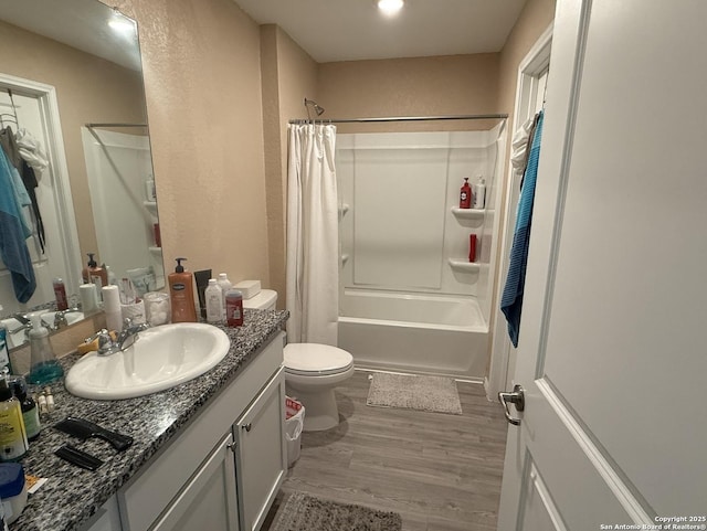 4543 Zoe Pass, San Antonio, TX 78222 - full bath with wood finished floors, vanity, toilet, shower / bath combo with shower curtain, and recessed lighting