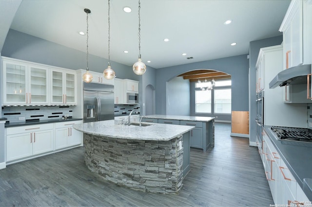 24342 Mateo Rdg, San Antonio, TX 78261 - kitchen featuring an island with sink, built in appliances, arched walkways, a sink, and recessed lighting