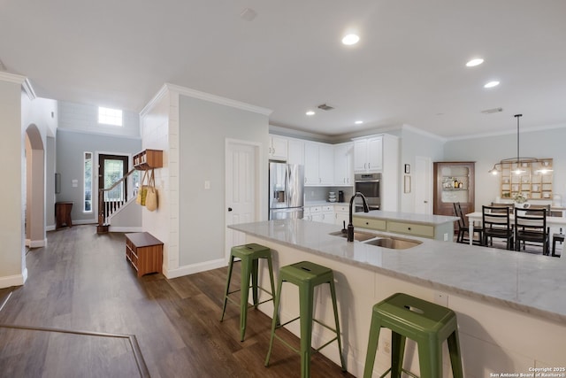 830 Emerald Bay, San Antonio, TX 78260 - kitchen featuring a sink, appliances with stainless steel finishes, crown molding, dark wood-type flooring, and a kitchen bar