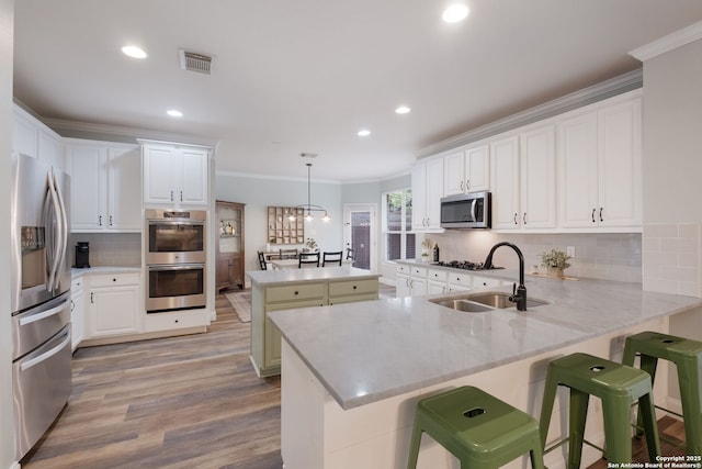 830 Emerald Bay, San Antonio, TX 78260 - kitchen featuring stainless steel appliances, a sink, a peninsula, crown molding, and light wood-style flooring